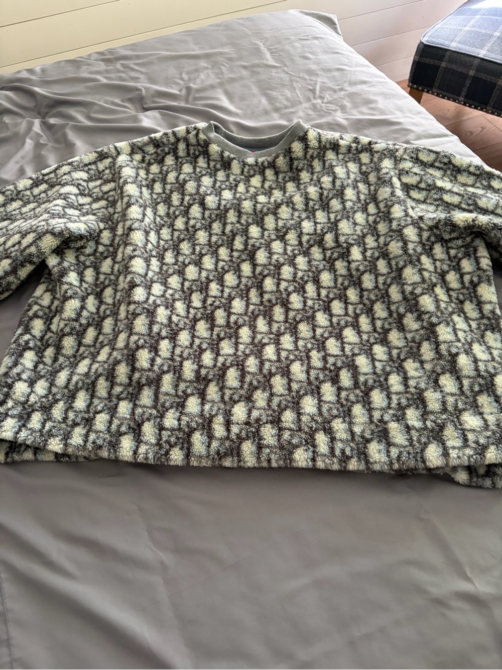 Cozy Women's Textured Crewneck Sweatshirt in Cream and Gray
